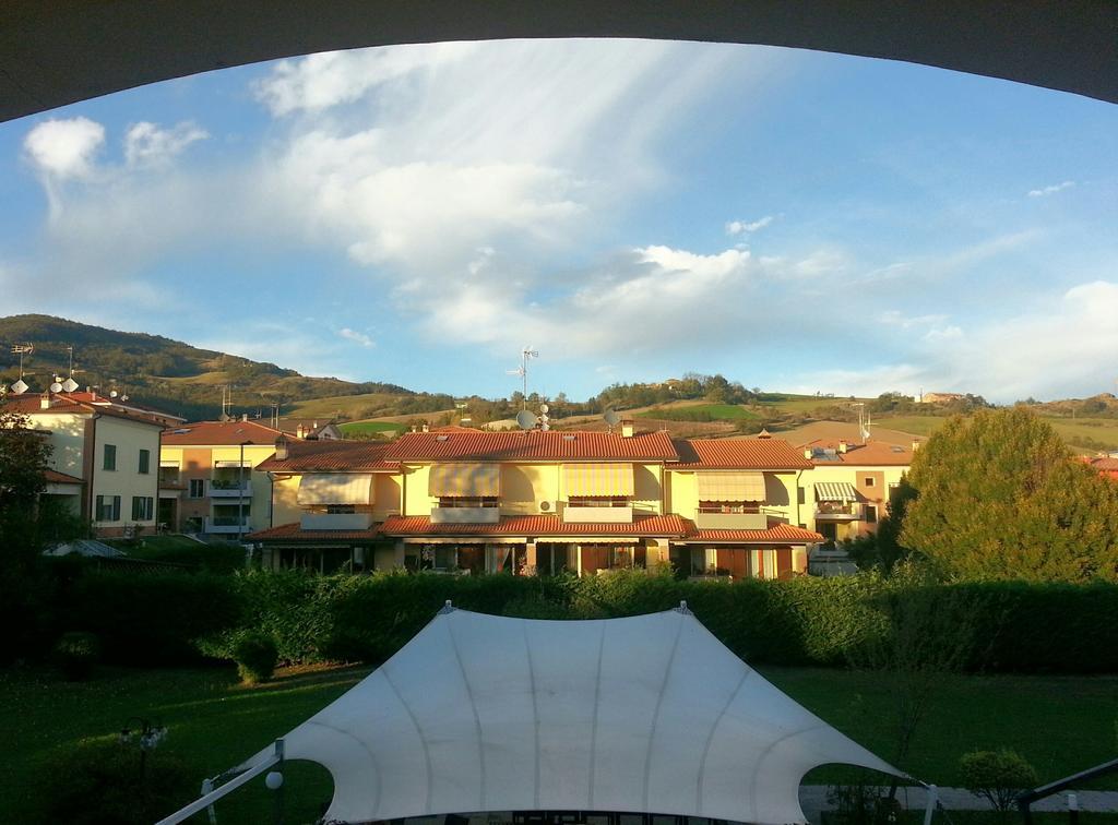 Albergo Della Roccia Varano deʼ Melegari Rum bild
