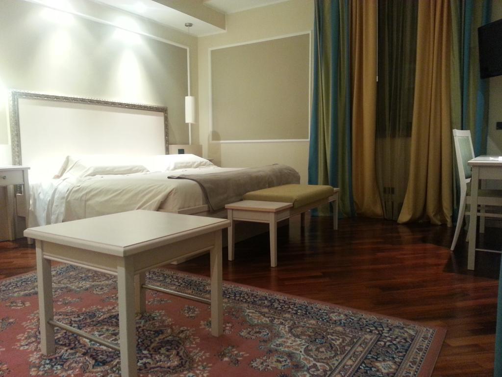 Albergo Della Roccia Varano deʼ Melegari Rum bild