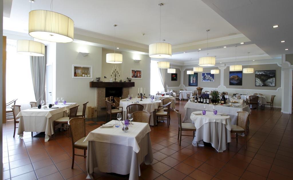 Albergo Della Roccia Varano deʼ Melegari Exteriör bild