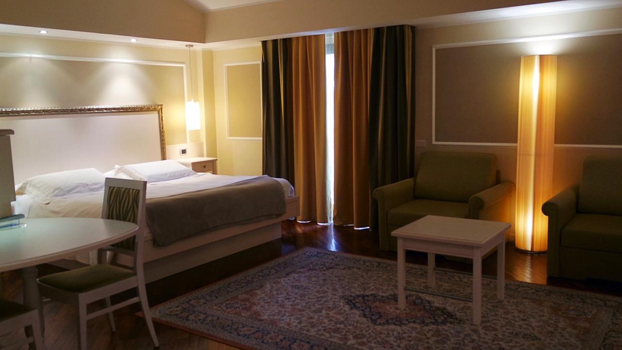 Albergo Della Roccia Varano deʼ Melegari Exteriör bild
