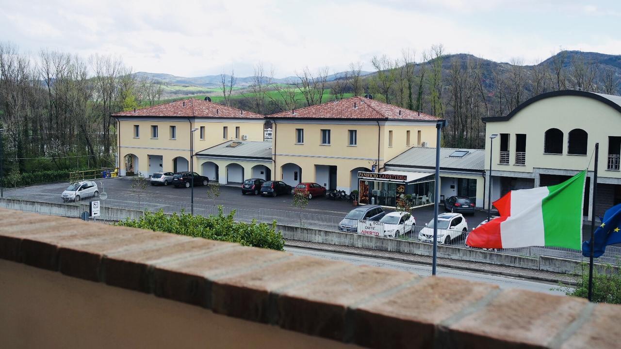 Albergo Della Roccia Varano deʼ Melegari Exteriör bild