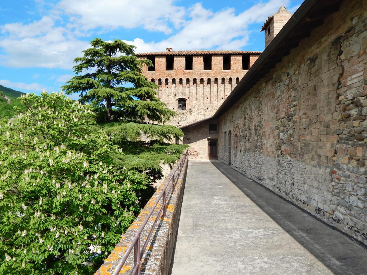 Albergo Della Roccia Varano deʼ Melegari Exteriör bild
